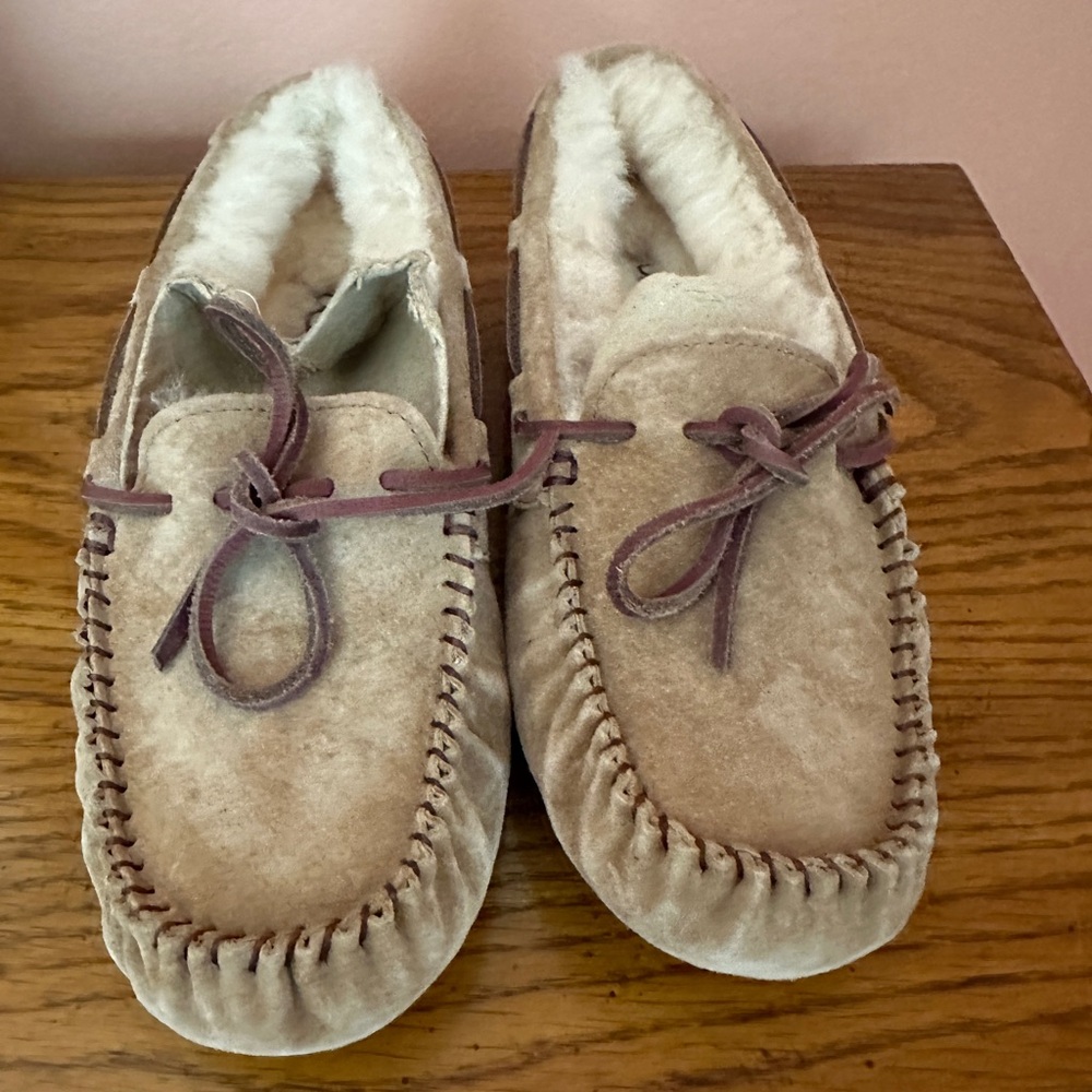 NWOT UGG shearling slippers